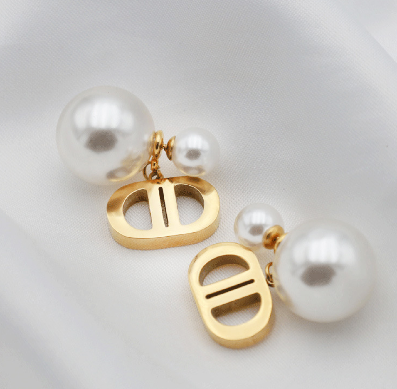 Ardors Dangling Pearl Gold Stud